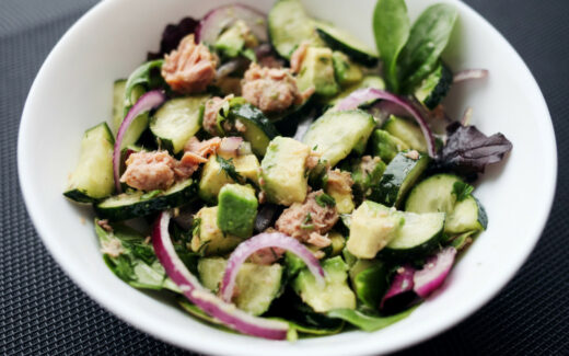 Salade d'avocats et thon : idée de plat pour un déjeuner léger